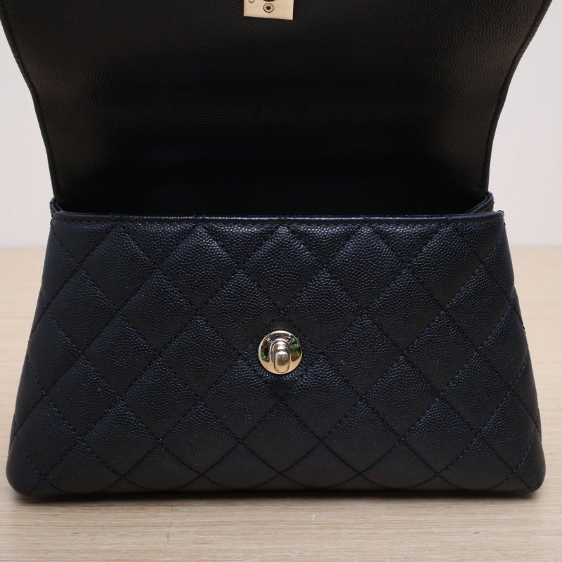 CHANEL CocoHandle小號24黑色荔枝牛皮晶片開金扣蜥蜴壓紋手柄肩背包-3