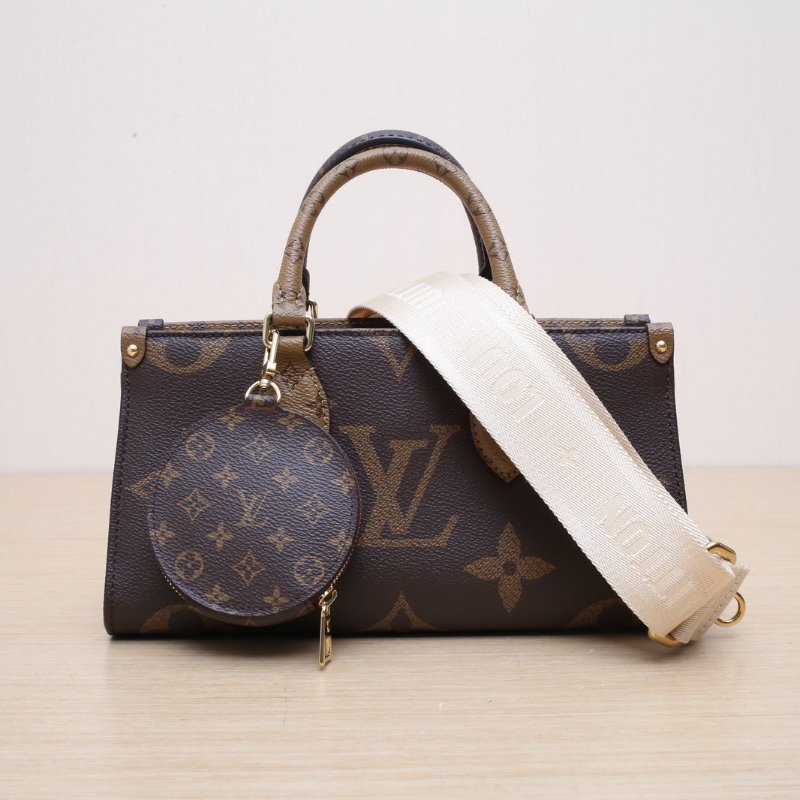 LOUIS VUITTON OnthegoEastWest橫版三合一老花PVC晶片肩背包-1
