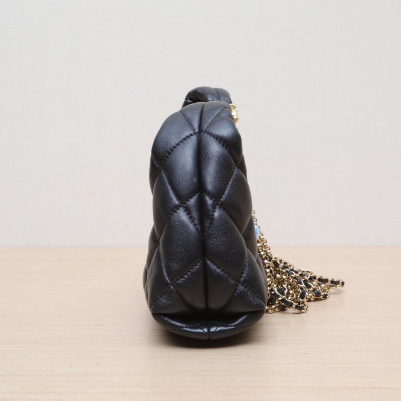 CHANEL 24AHobo黑色羊皮晶片開金扣四鏈條肩帶肩背包-4