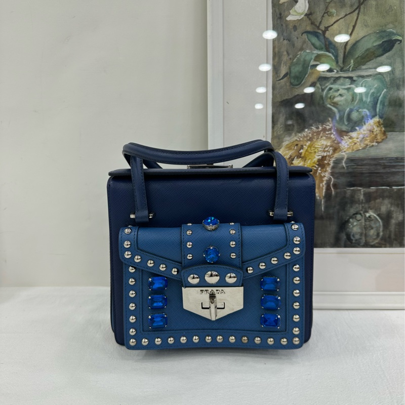 Prada 盒子包 秀款 外型獨特 超漂亮-1