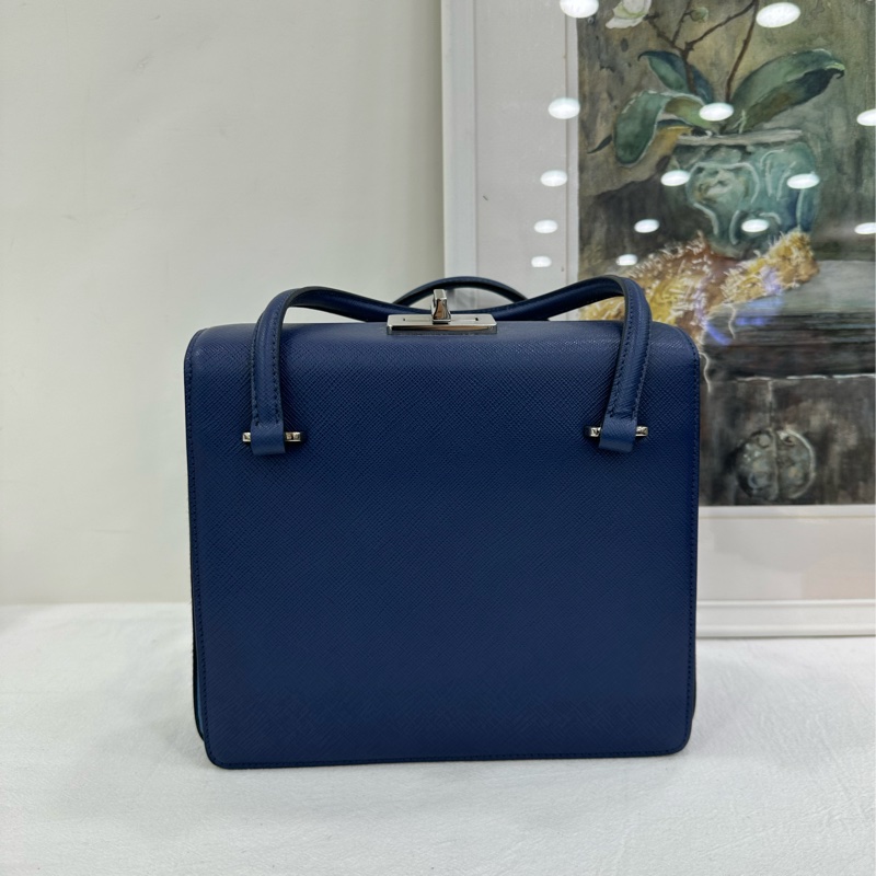 Prada 盒子包 秀款 外型獨特 超漂亮-2