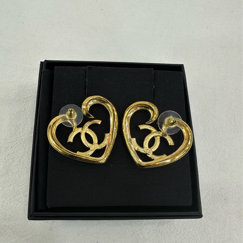 Chanel香奈兒23C新款金色愛心鏤空大耳環 很大氣美麗的一款-3