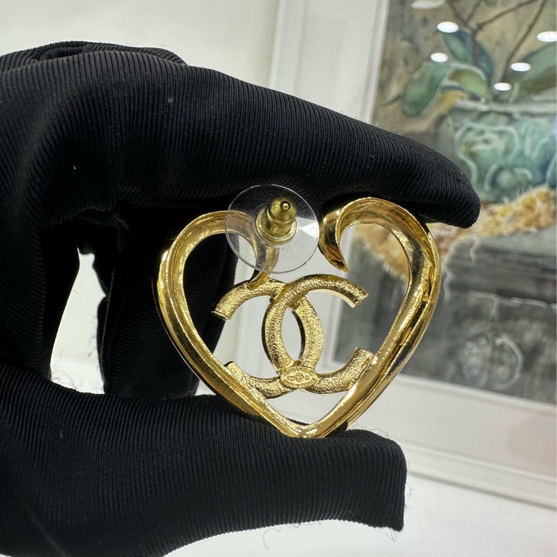 Chanel香奈兒23C新款金色愛心鏤空大耳環 很大氣美麗的一款-5