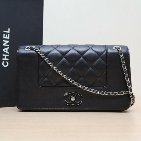 CHANEL 季節款雙C琺瑯扣口蓋包中號25黑色羊皮23開銀扣肩背包