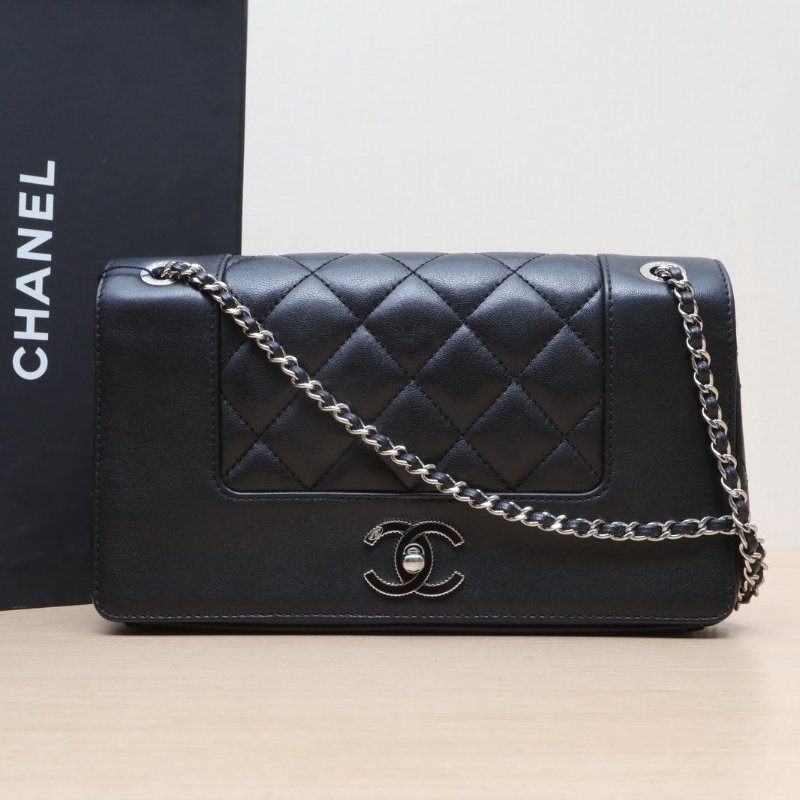 CHANEL 季節款雙C琺瑯扣口蓋包中號25黑色羊皮23開銀扣肩背包-0