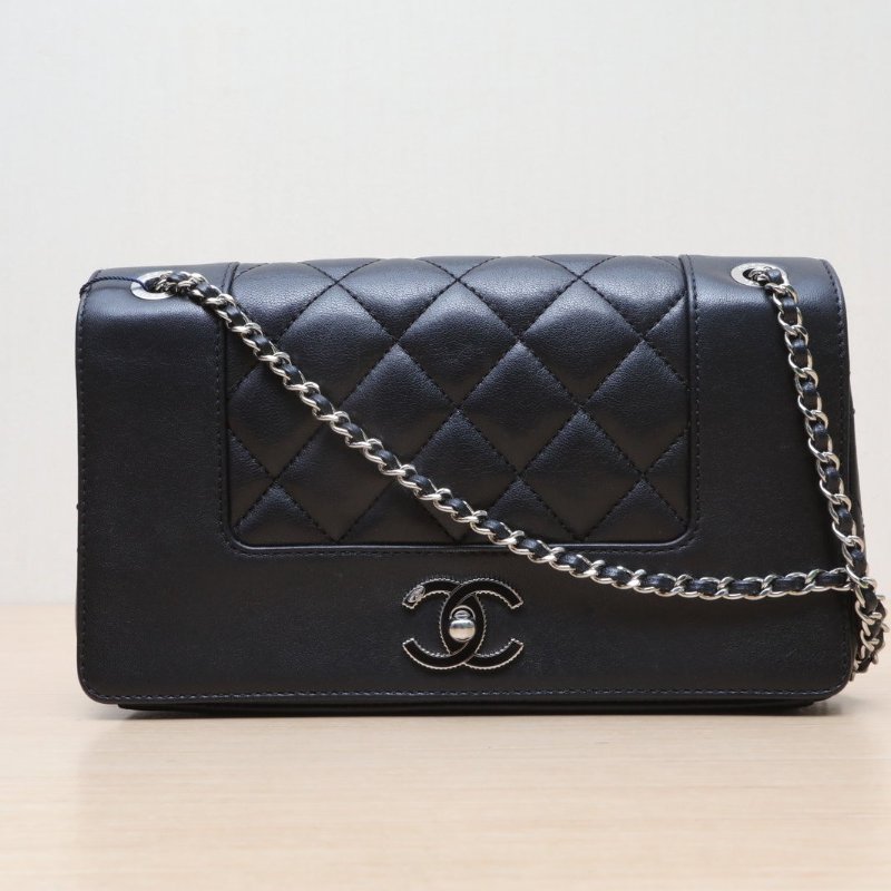 CHANEL 季節款雙C琺瑯扣口蓋包中號25黑色羊皮23開銀扣肩背包-1