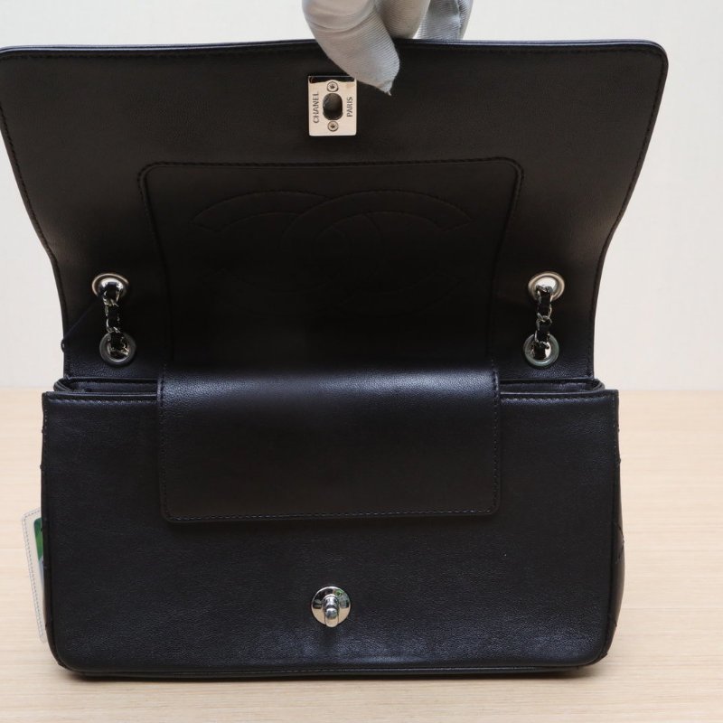 CHANEL 季節款雙C琺瑯扣口蓋包中號25黑色羊皮23開銀扣肩背包-2