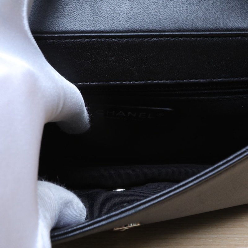 CHANEL 季節款雙C琺瑯扣口蓋包中號25黑色羊皮23開銀扣肩背包-3