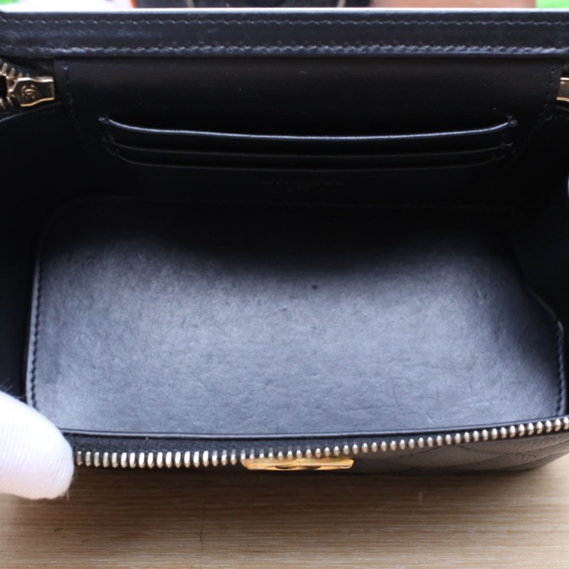 CHANEL 22S手提長盒子化妝包帶鏡子16黑色荔枝牛皮31開金扣雙皮穿拼金屬字母手柄肩背包-4