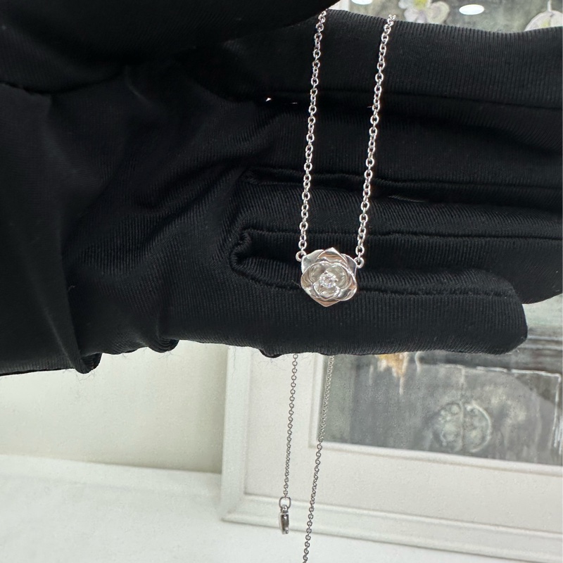 Piaget伯爵 PIAGET ROSE系列 18K白金滿鑽玫瑰花項鍊，經典款 上身超美-3