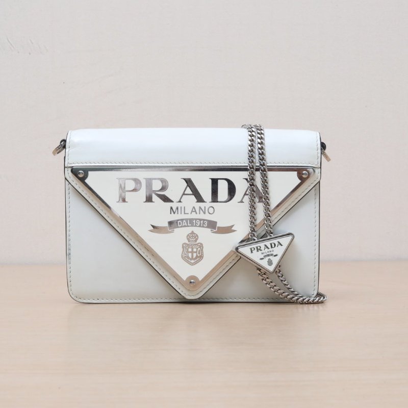 PRADA 白色牛皮銀扣三角牌鏈條包WOC17三角牌可調節扣肩背包-1