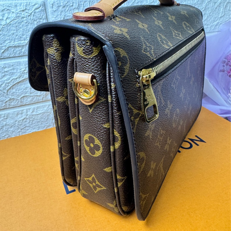 精典Lv郵差包-10