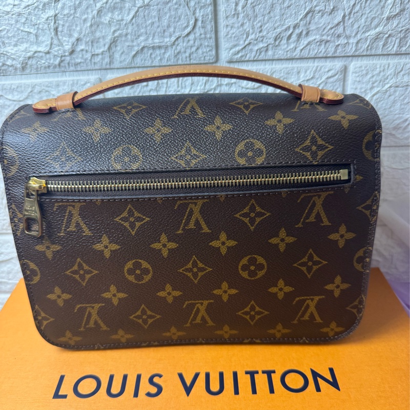 精典Lv郵差包-11