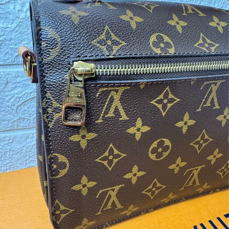 精典Lv郵差包-12