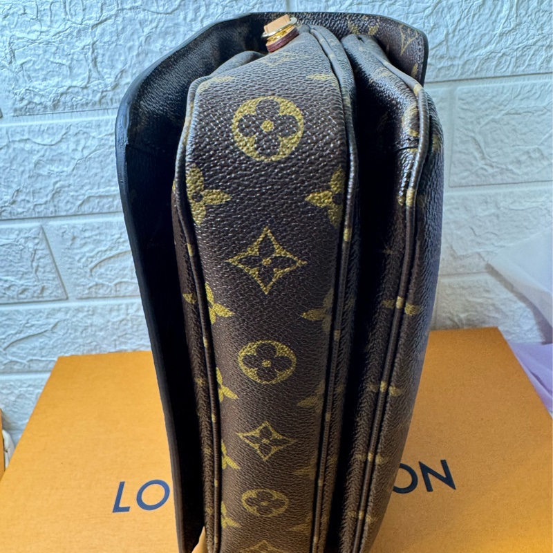 精典Lv郵差包-17