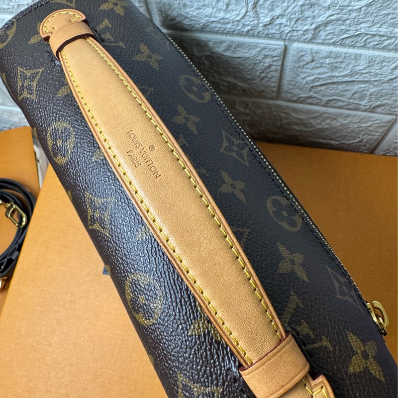 精典Lv郵差包-20