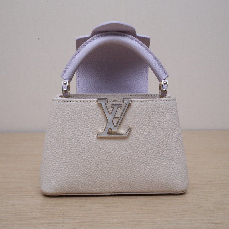 LOUIS VUITTON CapucinesMini21拼色牛皮淺金扣晶片珍珠貝母花卉鏈條肩背包-4