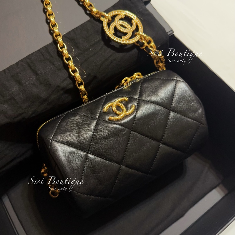 CHANEL可調雕花鏈帶保齡球包-0