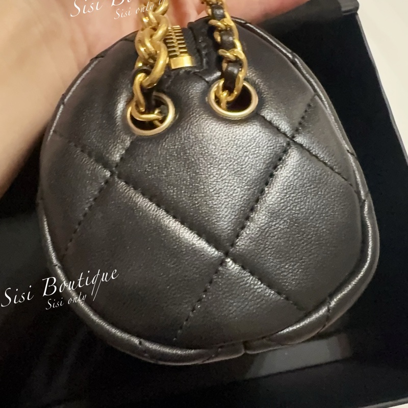 CHANEL可調雕花鏈帶保齡球包-15