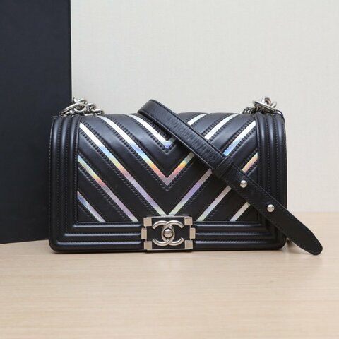 CHANEL 黑色牛皮25開銀扣Leboy中號25金扣V紋炫彩肩背包