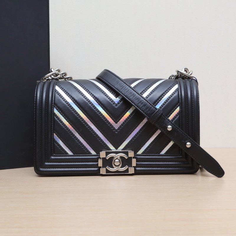 CHANEL 黑色牛皮25開銀扣Leboy中號25金扣V紋炫彩肩背包-0