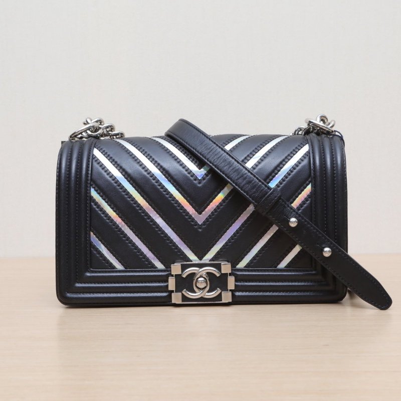 CHANEL 黑色牛皮25開銀扣Leboy中號25金扣V紋炫彩肩背包-1