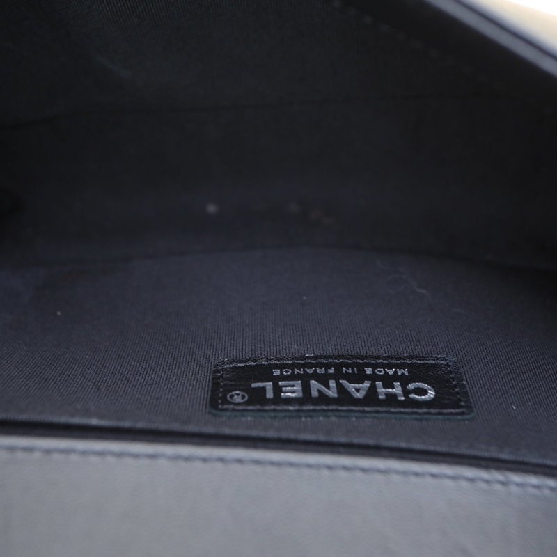 CHANEL 黑色牛皮25開銀扣Leboy中號25金扣V紋炫彩肩背包-2