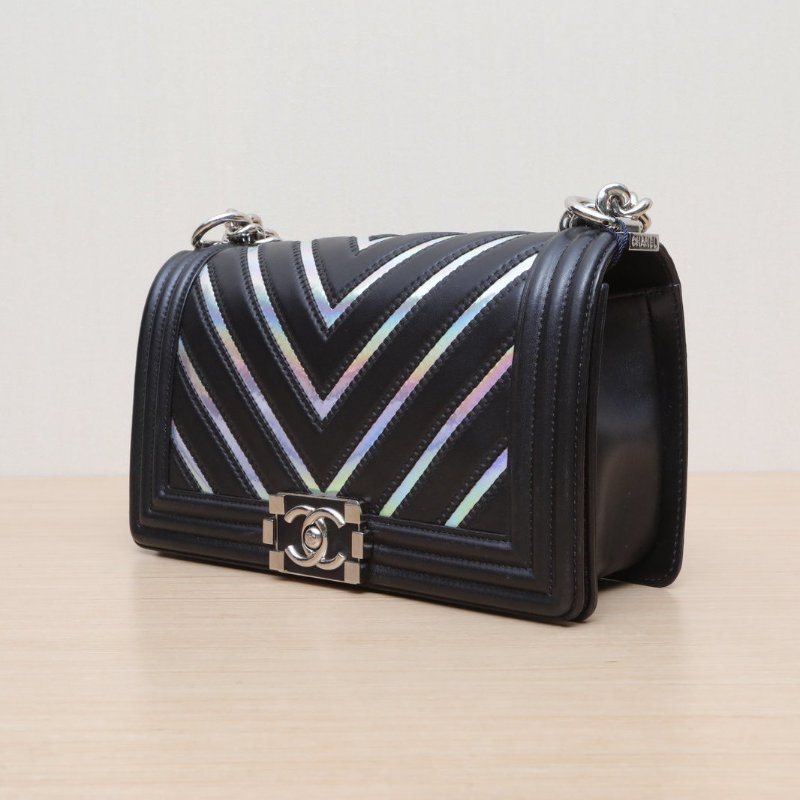 CHANEL 黑色牛皮25開銀扣Leboy中號25金扣V紋炫彩肩背包-3