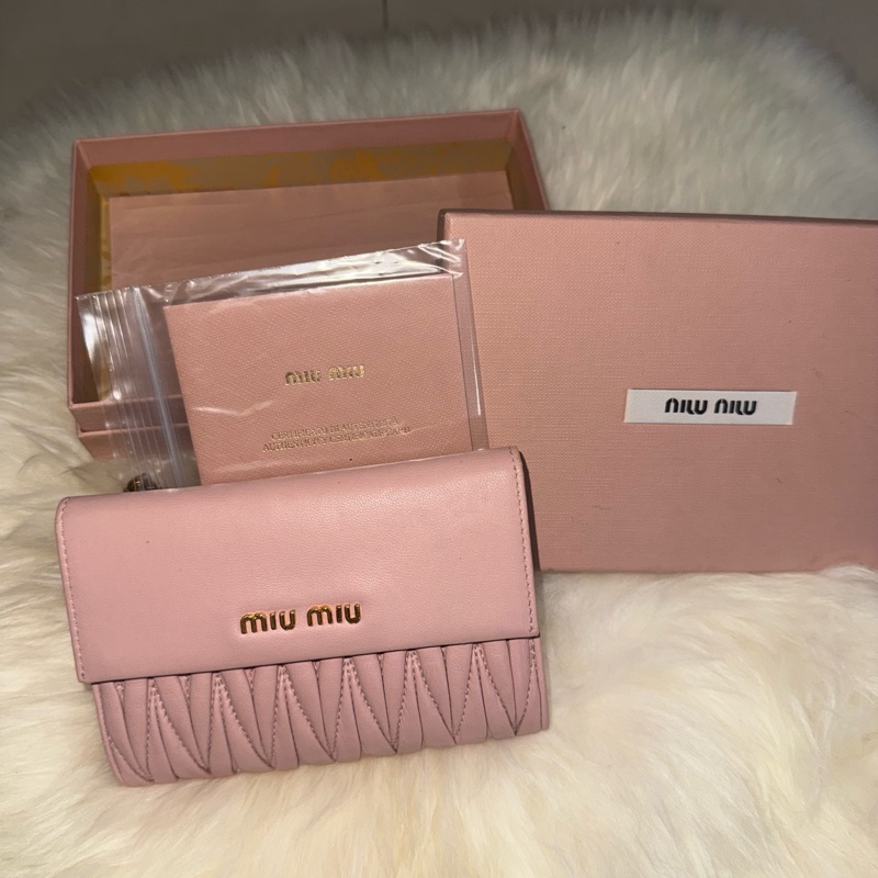 🌸  Miu Miu 抓皺粉色三折中夾（含盒）  Miu Miu 粉色 抓皺 三折 中夾 真皮 女夾 馬特拉塞 氣質 粉紅 典雅 收納 多夾層 附盒 精品-0