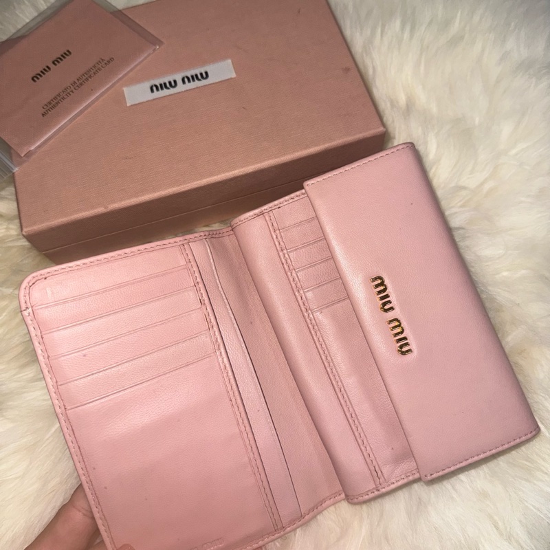 🌸  Miu Miu 抓皺粉色三折中夾（含盒）  Miu Miu 粉色 抓皺 三折 中夾 真皮 女夾 馬特拉塞 氣質 粉紅 典雅 收納 多夾層 附盒 精品-1