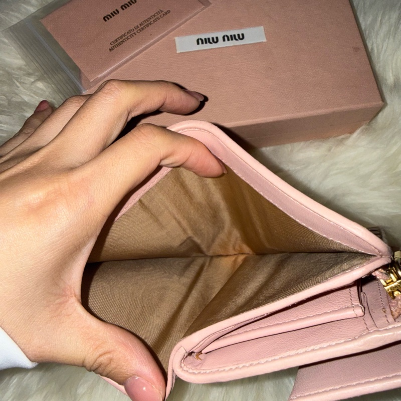 🌸  Miu Miu 抓皺粉色三折中夾（含盒）  Miu Miu 粉色 抓皺 三折 中夾 真皮 女夾 馬特拉塞 氣質 粉紅 典雅 收納 多夾層 附盒 精品-2