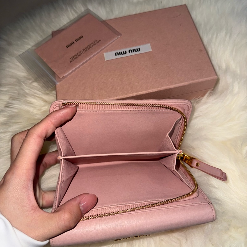 🌸  Miu Miu 抓皺粉色三折中夾（含盒）  Miu Miu 粉色 抓皺 三折 中夾 真皮 女夾 馬特拉塞 氣質 粉紅 典雅 收納 多夾層 附盒 精品-3