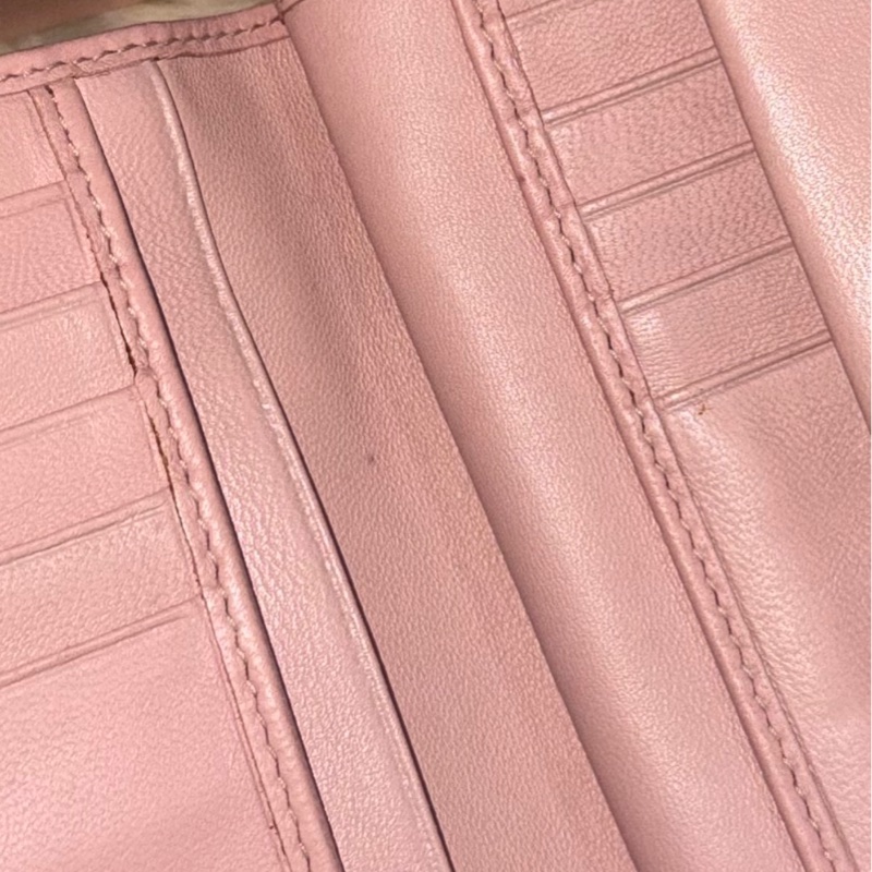 🌸  Miu Miu 抓皺粉色三折中夾（含盒）  Miu Miu 粉色 抓皺 三折 中夾 真皮 女夾 馬特拉塞 氣質 粉紅 典雅 收納 多夾層 附盒 精品-5