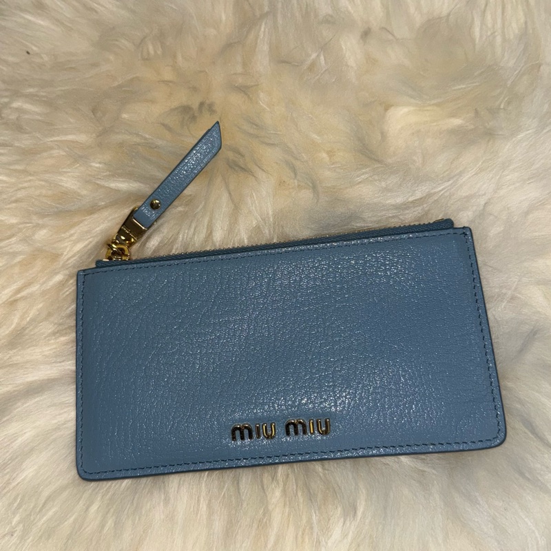 💙 Miu Miu 藍色卡包  Miu Miu 藍色 卡包 真皮 零錢包 簡約 皮夾 小巧 方便 收納 必備 配件 氣質 精品-0