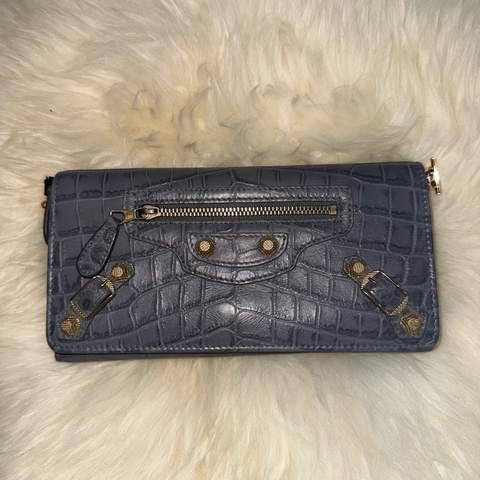 🩶Balenciaga 霧霾藍 機車 WOC（輕微使用痕跡）  Balenciaga 機車 WOC 霧霾藍 真皮 鉚釘 錢包 斜背包 長夾 經典 機車款 時尚 小包 輕微 使用痕 精品