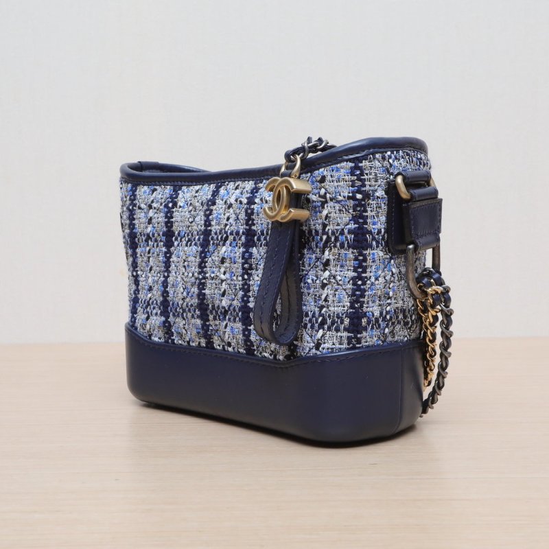 CHANEL GABRIELLE流浪小號20藍色牛皮/粗花呢26開金銀扣肩背包-3