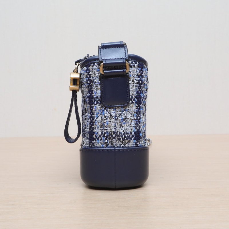 CHANEL GABRIELLE流浪小號20藍色牛皮/粗花呢26開金銀扣肩背包-4