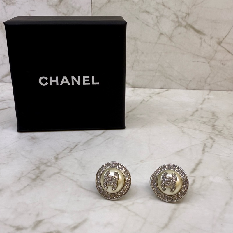 CHANEL圓形水鑽雙c logo珍珠夾式耳環-1