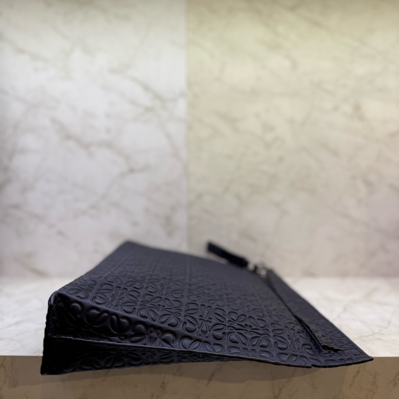 LOEWE 深藍全皮壓紋手拿包-2