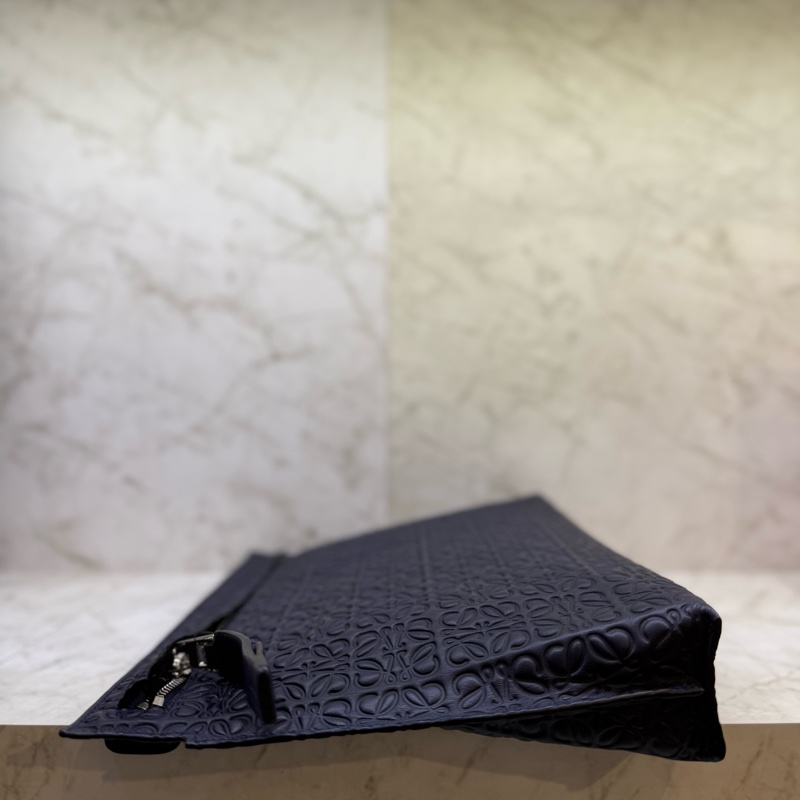 LOEWE 深藍全皮壓紋手拿包-3