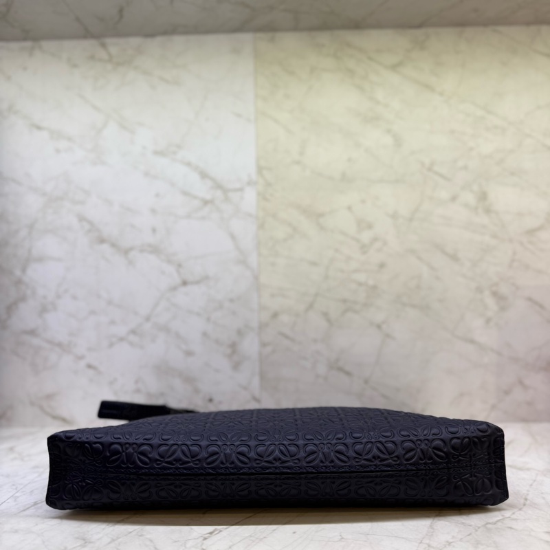 LOEWE 深藍全皮壓紋手拿包-4