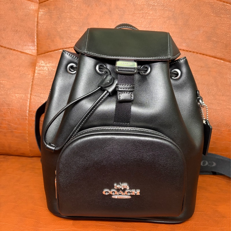 全新 COACH Pace系列黑色全皮翻蓋束口後背包-0