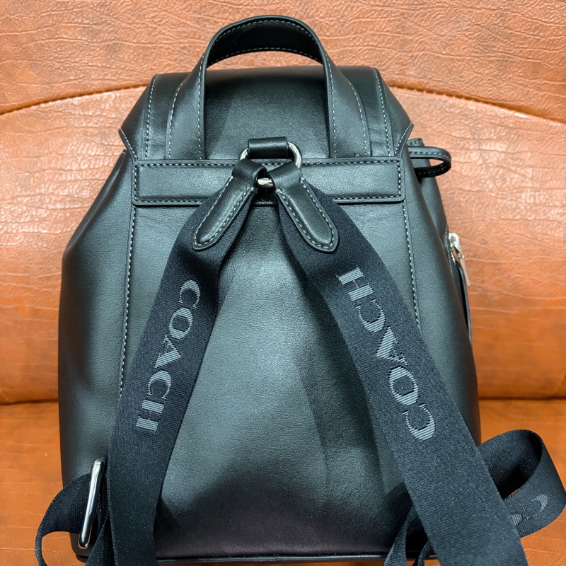 全新 COACH Pace系列黑色全皮翻蓋束口後背包-3