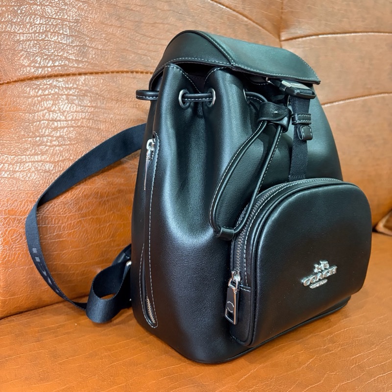 全新 COACH Pace系列黑色全皮翻蓋束口後背包-4