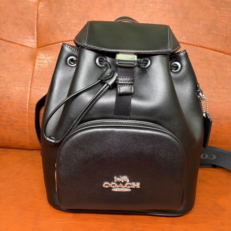 全新 COACH Pace系列黑色全皮翻蓋束口後背包-5