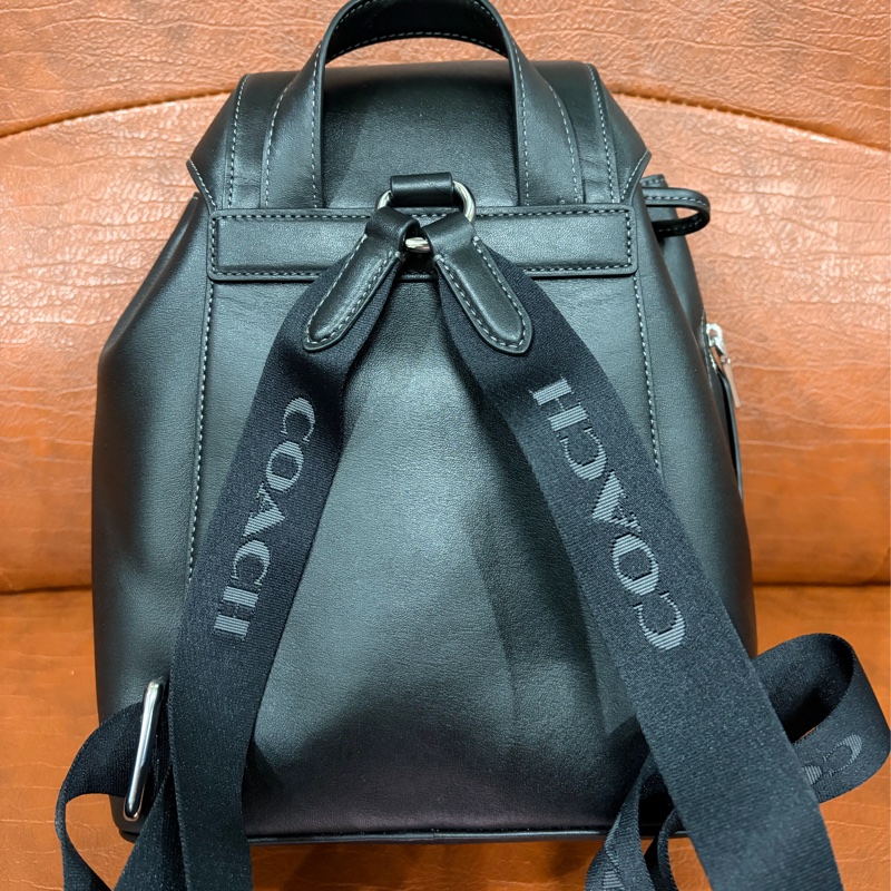 全新 COACH Pace系列黑色全皮翻蓋束口後背包-6