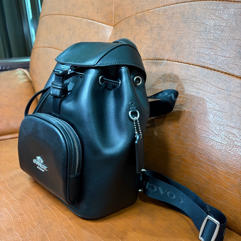 全新 COACH Pace系列黑色全皮翻蓋束口後背包-7