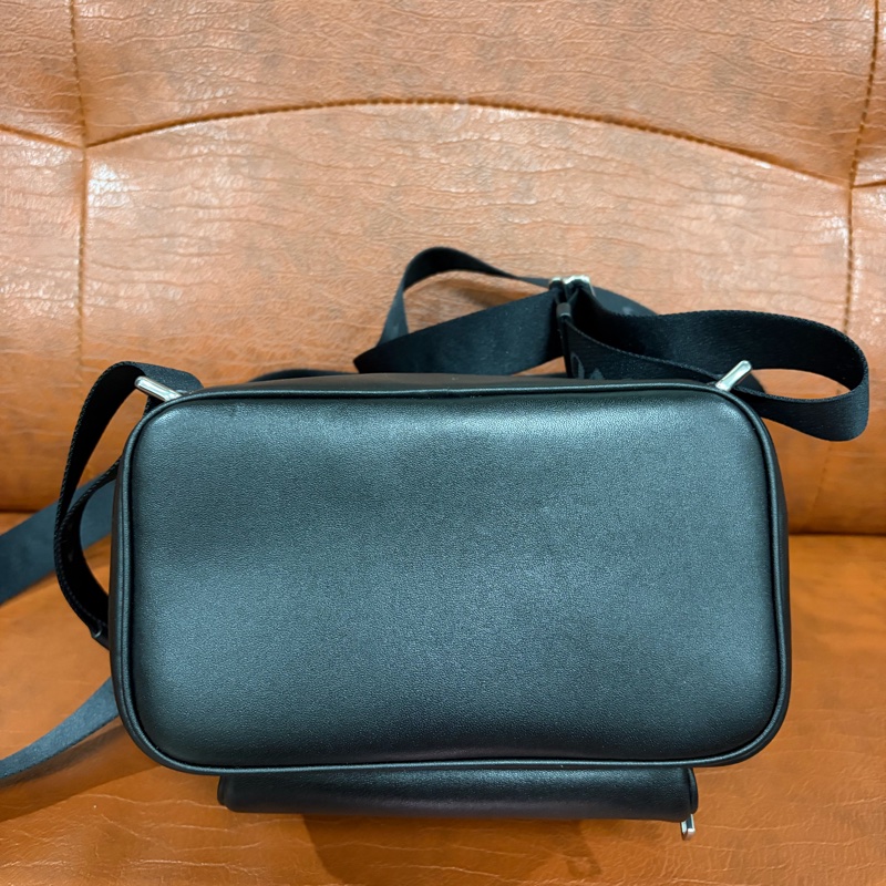 全新 COACH Pace系列黑色全皮翻蓋束口後背包-9