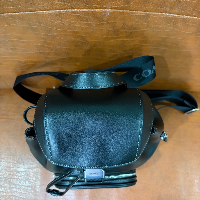 全新 COACH Pace系列黑色全皮翻蓋束口後背包-10