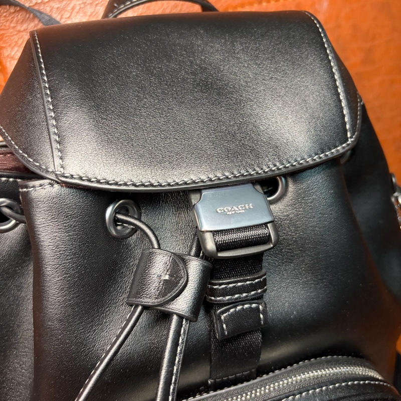 全新 COACH Pace系列黑色全皮翻蓋束口後背包-12
